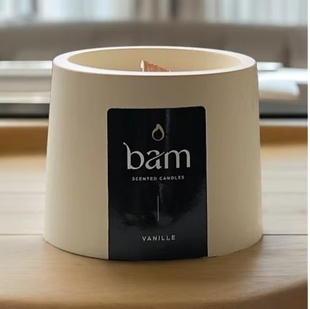 Vanilla   soft yellow round jar with wooden wick