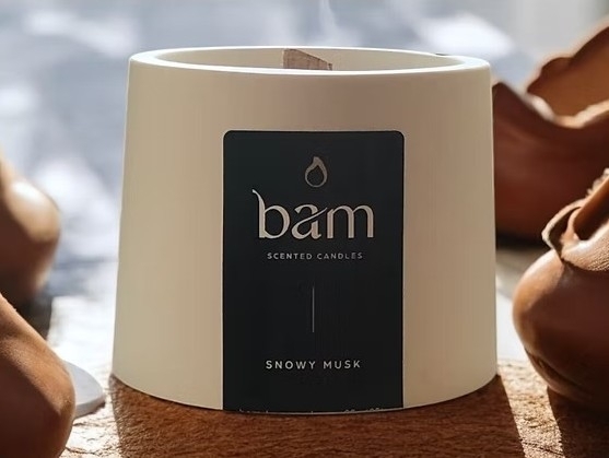 Snowy musk  white round pot with wooden wick